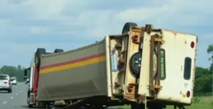carreta tomba na BR-101