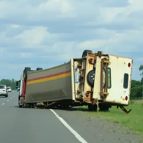 carreta tomba na BR-101